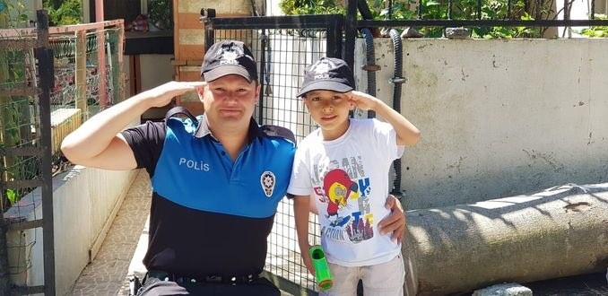 Günlerdir Yüzü Silinen Polis Bebeğine Ağlıyordu Polis Amcaları Onu Bebeksiz Bırakmadı