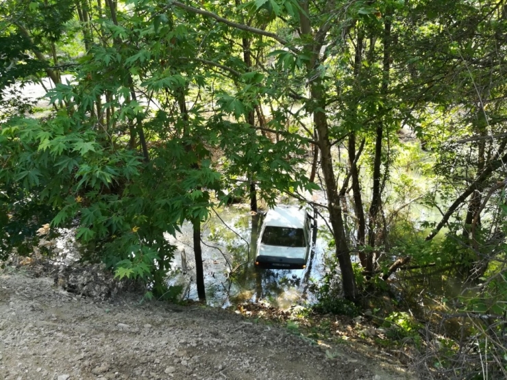 El Freni Çekilmeyen Otomobil Dereye Uçtu