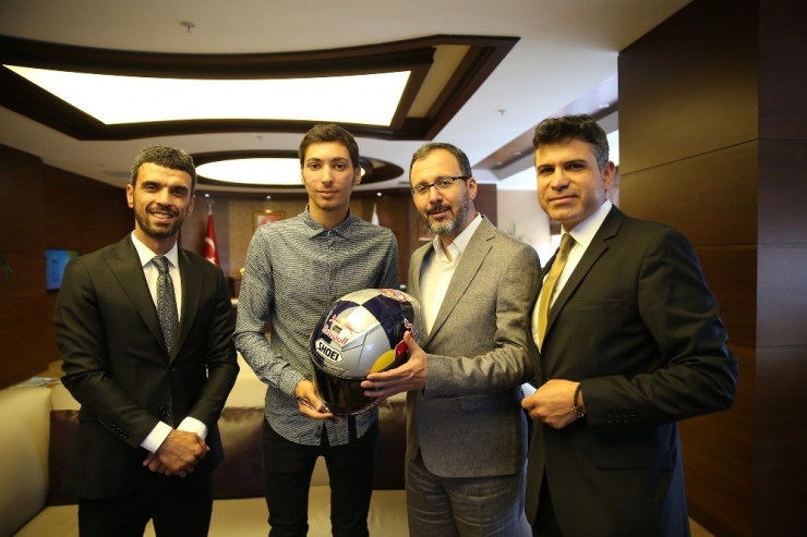 Bakan Kasapoğlu, Milli Motosikletçi Toprak Razgatlıoğlu’nu Kabul Etti