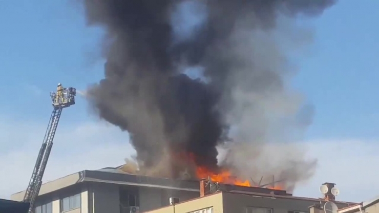 Şişli’de 5 Katlı Binanın Çatısında Korkutan Yangın