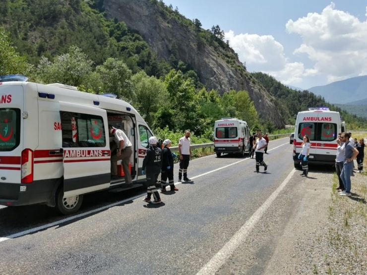 Hatalı Sollama Yaptı, Karşıdan Gelen Otomobille Çarpıştı