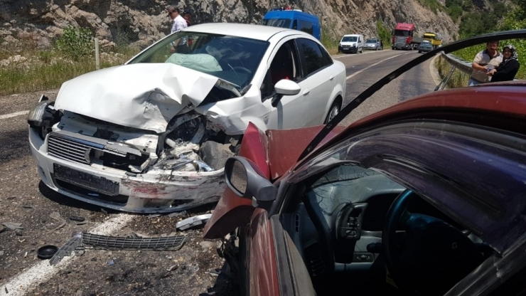 Hatalı Sollama Yaptı, Karşıdan Gelen Otomobille Çarpıştı