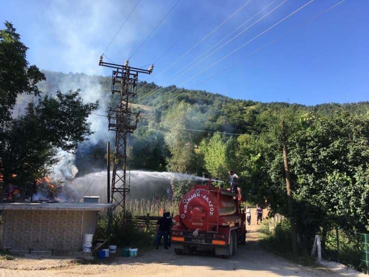 Safranbolu’da 2 Katlı Ahşap Ev Alevlere Teslim Oldu