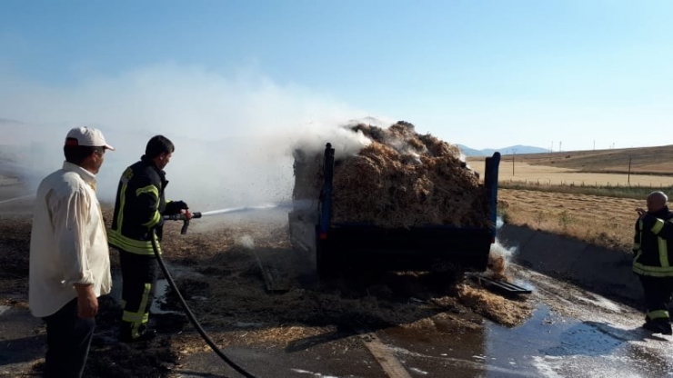 Karaman’da Saman Yüklü Römork Yandı