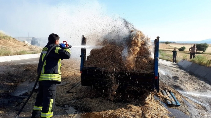 Karaman’da Saman Yüklü Römork Yandı
