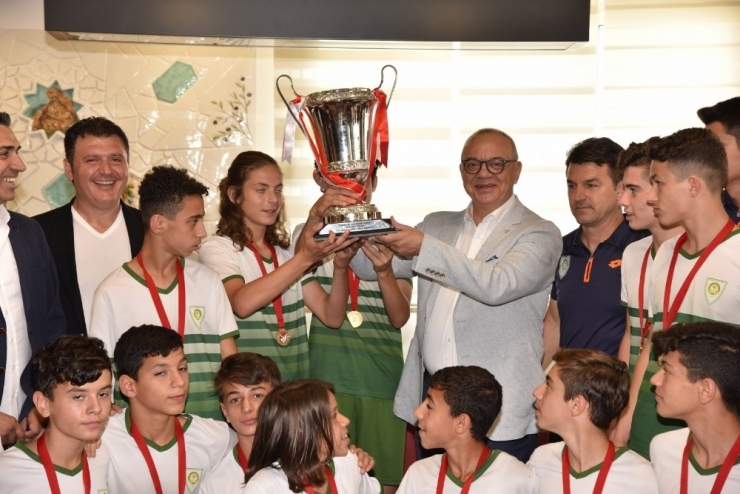 Başkan Ergün Şampiyonları Ağırladı