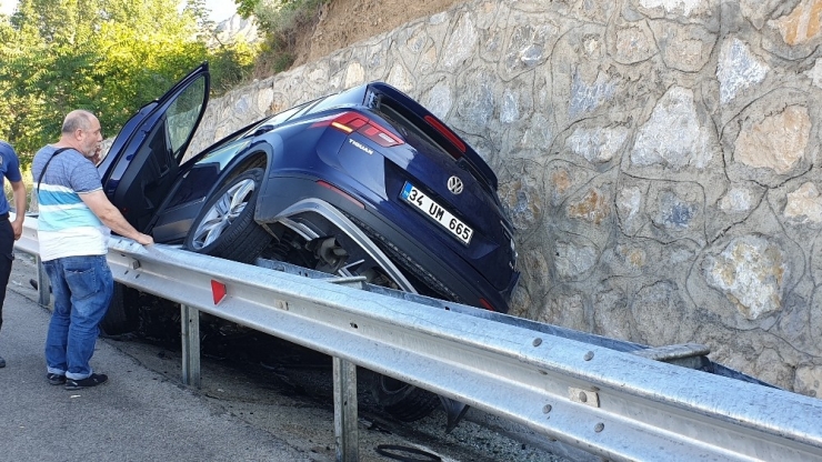 Lüks Cip Bariyerle İstinat Duvarı Arasına Sıkıştı: 3 Yaralı