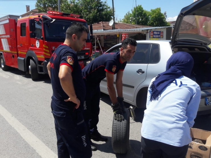 Otomobilin Teker Kısmına Giren Yavru Köpeği İtfaiye Ekipleri Kurtardı