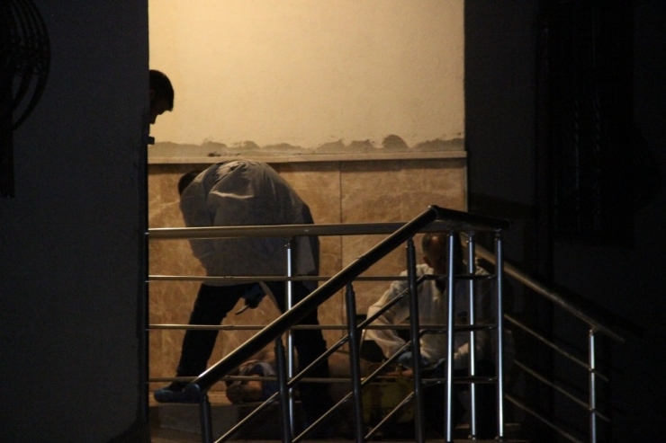 Arkadaşlarıyla Gezdikten Sonra Apartmanın Merdivenlerinde Ölü Bulundu