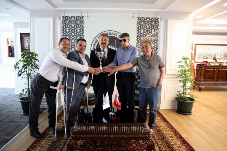 Başkan Dr. Mustafa Palancıoğlu: "Bu Kupa Azmin, İnancın Ve Disiplinli Çalışmanın Eseridir"