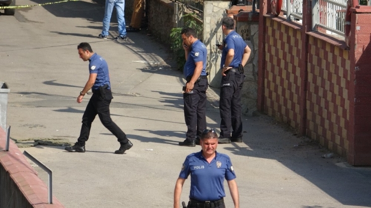 Pendik’de Güpegündüz Bir İthalat Firmasını Silahla Taradılar