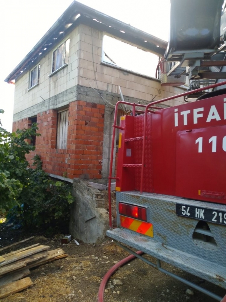 Sakarya’daki Ev Yangınında İtfaiye Eri Yaralandı