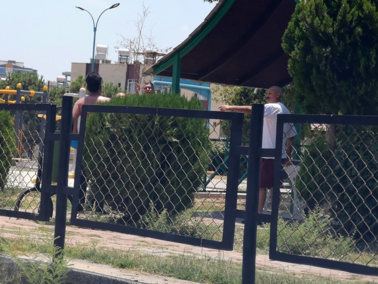 Boğazına Bıçak Dayayan Genci Polis İkna Etti