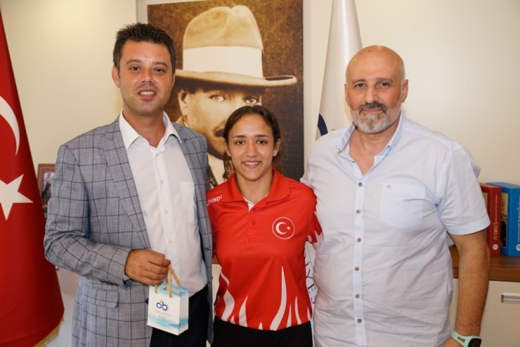 Başarılı Güreşçiler Ödüllendirildi