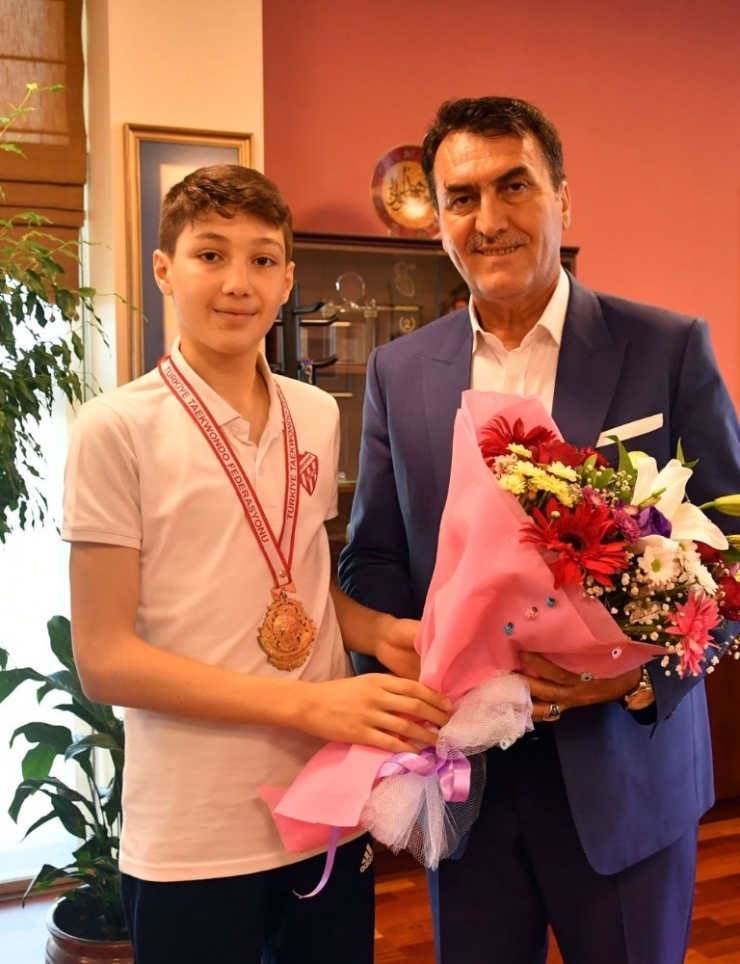 Şampiyon Tekvandocudan Dündar’a Ziyaret