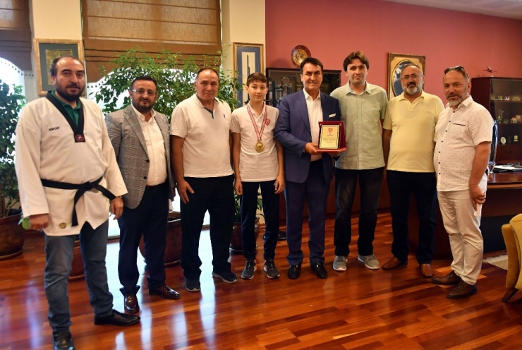 Şampiyon Tekvandocudan Dündar’a Ziyaret