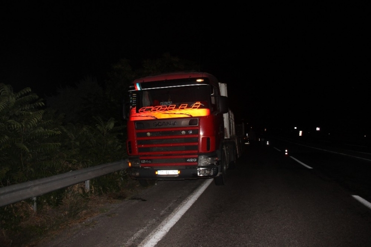 Tırın Üzerindeki İş Makinesi Şarampole Yuvarlandı