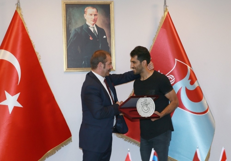 Trabzonspor’dan Vahid Amiri’ye Veda Plaketi
