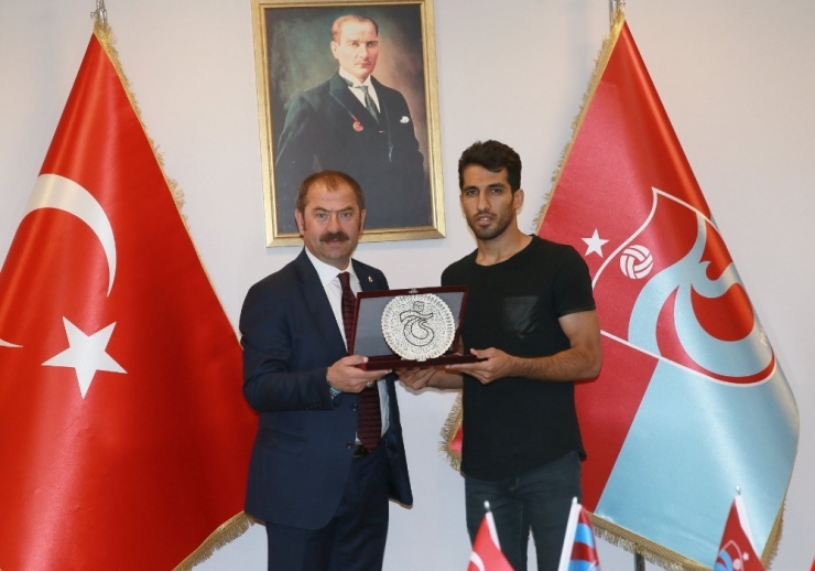Trabzonspor’dan Vahid Amiri’ye Veda Plaketi