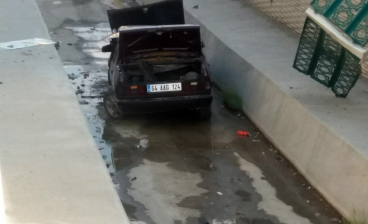 Park Halindeki Araca Çarpıp Kurumuş Dereye Uçtu