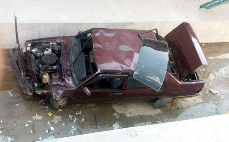 Park Halindeki Araca Çarpıp Kurumuş Dereye Uçtu