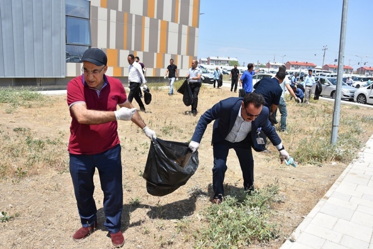 Van Eğitim Ve Araştırma Hastanesinde Çöp Toplama Seferberliği
