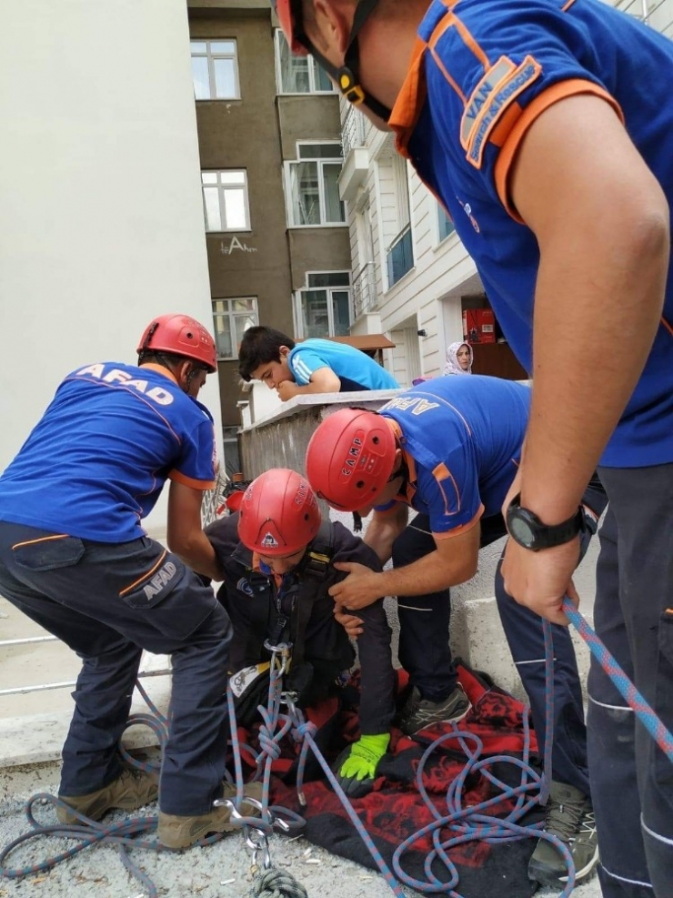 İki Bina Arasında Mahsur Kalan Kedi Kurtarıldı
