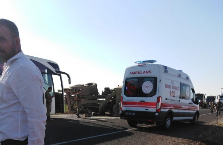 Sınıra Zırhlı Araç Sevkıyatı Yapan Tır Devrildi: 2 Asker Yaralı