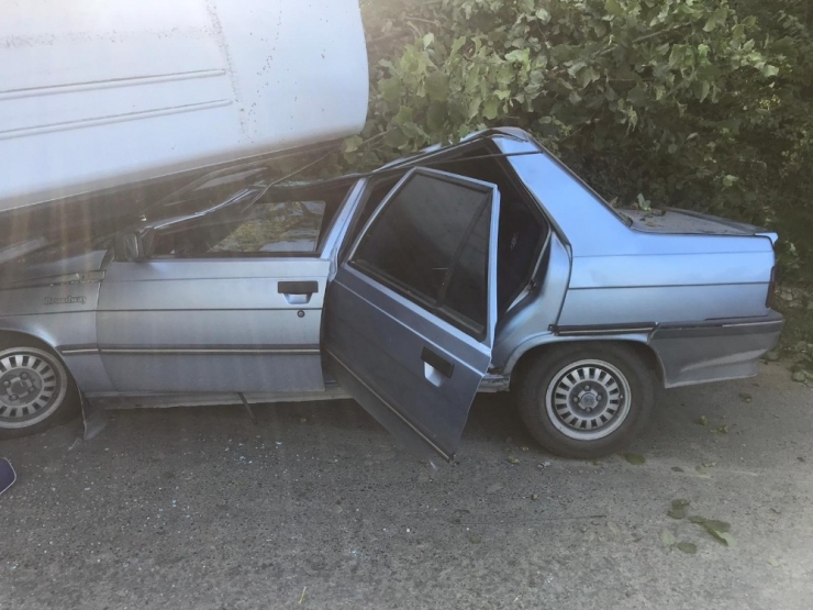 Freni Patlayan Yolcu Minibüsü Otomobile Çarptı: 2 Yaralı