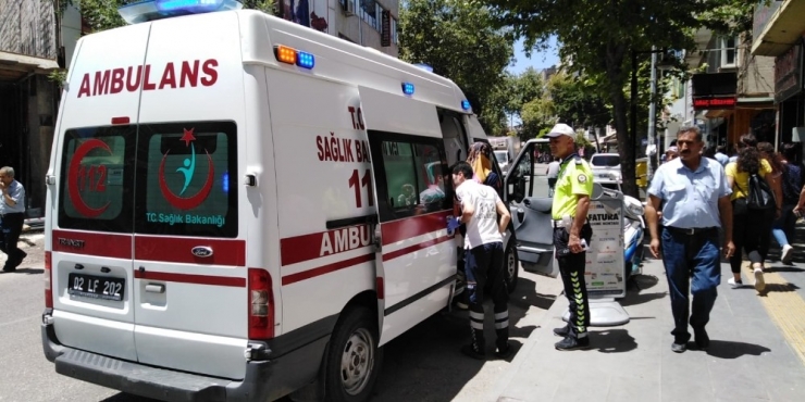 Motosiklet Yayaya Çarptı: 1 Yaralı