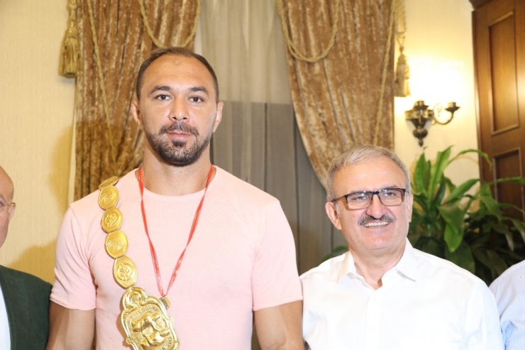 Vali Karaloğlu: "Güreşte Başpehlivanlık Önemli Ama Alt Yapıyı De Desteklemeliyiz"