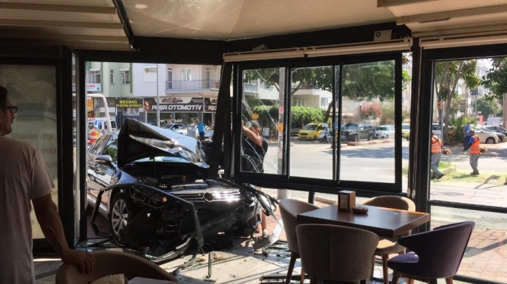 Fırına Dalan Otomobilin Altında Kalmaktan Kılpayı Kurtuldular