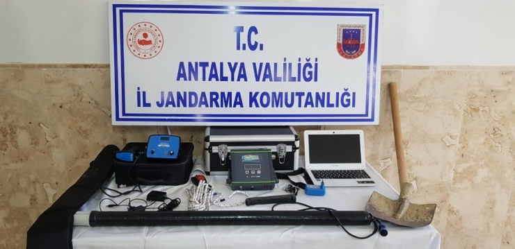 Sit Alanında Kaçak Kazı Yapan 3 Kişi Suçüstü Yakalandı