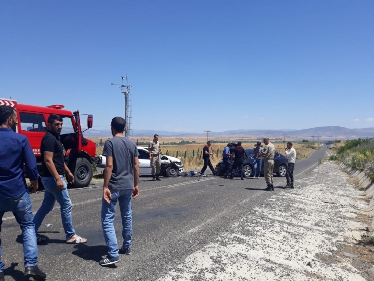 Otomobiller Kafa Kafaya Çarpıştı: 7 Yaralı