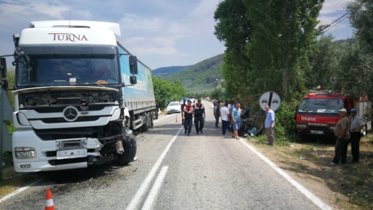 Tırla Çarpışan Otomobilde Can Pazarı