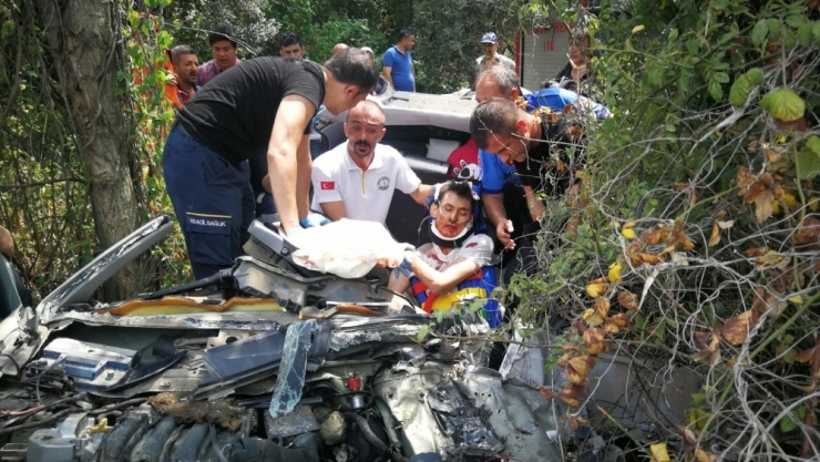 Tırla Çarpışan Otomobilde Can Pazarı