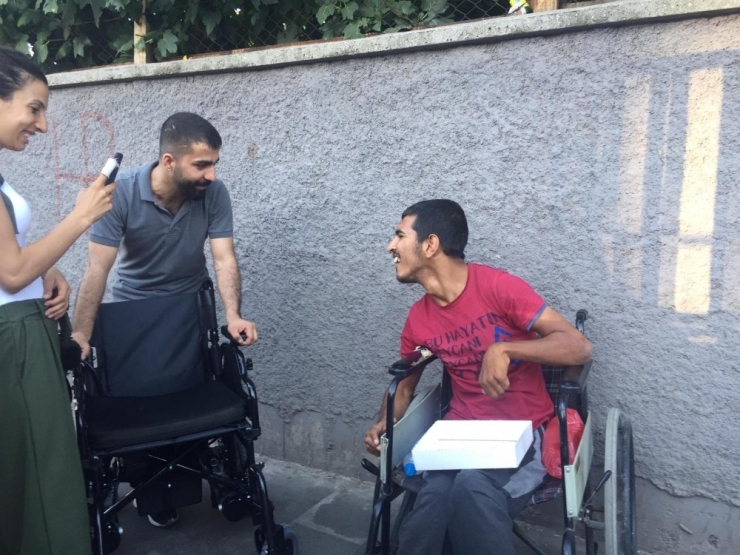 Suriyeli Engelli Gencin Akülü Sandalye Heyecanı