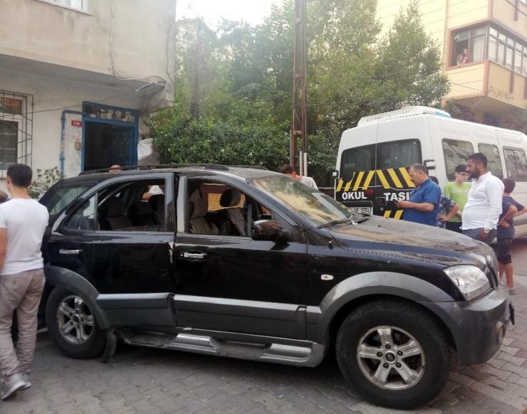 Esenyurt’ta Geri Gelen Aracın Altında Kalmaktan Saniyelerle Kurtuldular