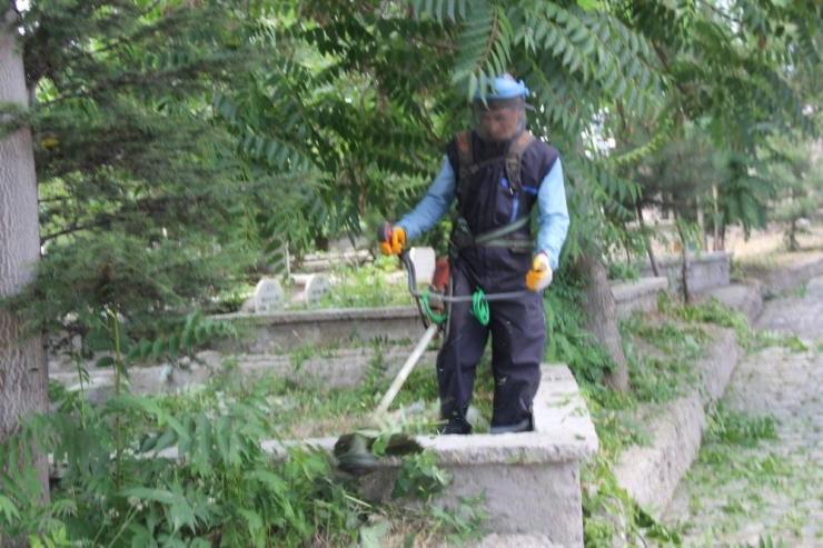 Şuhut İlçe Mezarlığında Çevre Düzenleme Çalışması Yapıldı