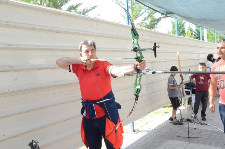 İl Müdürü Eskici, Yaz Spor Okulu Öğrencileri İle Birlikte Antrenman Yaptı