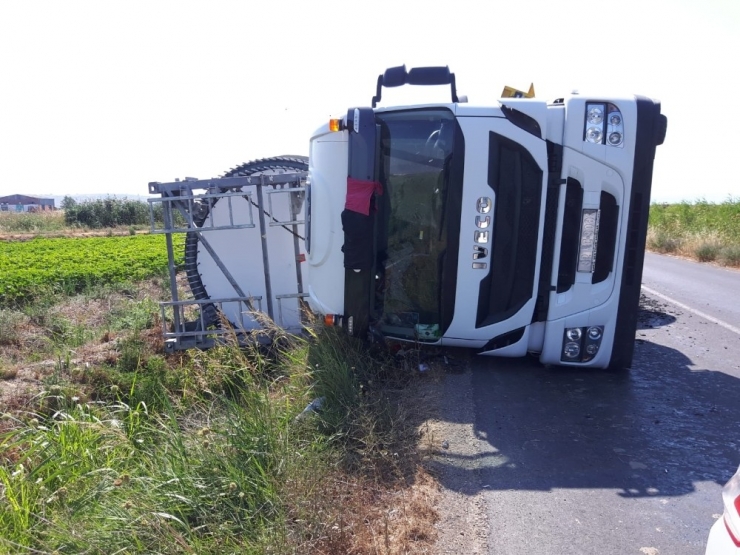 Menemen’de Rüzgar Türbininin Kanadını Taşıyan Tır Devrildi
