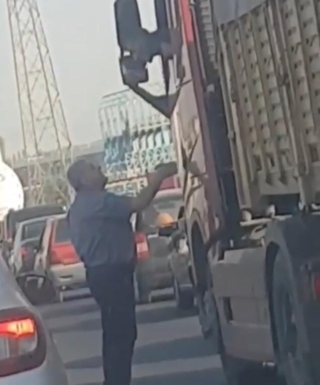 Tır Şoförü, Tartıştığı Otomobil Sürücüsünün Üzerine Direksiyon Kırdı