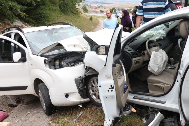 İzmit-kandıra Yolunda Kaza: 3’ü Çocuk 6 Yaralı