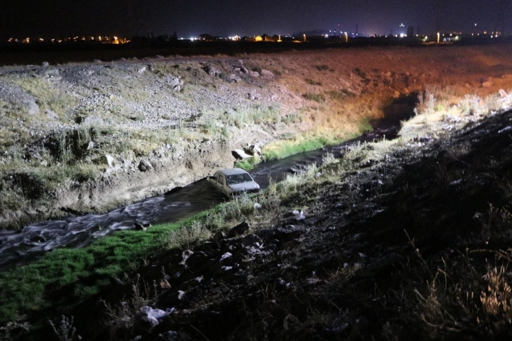 Su Kanalına Otomobil Düştü