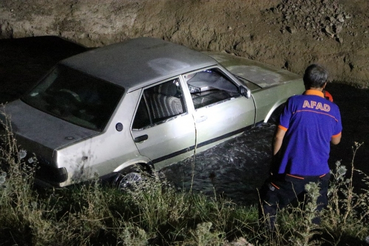 Su Kanalına Otomobil Düştü