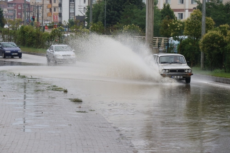 Karabük’te Kısa Süreli Yağış Yolları Göle Çevirdi