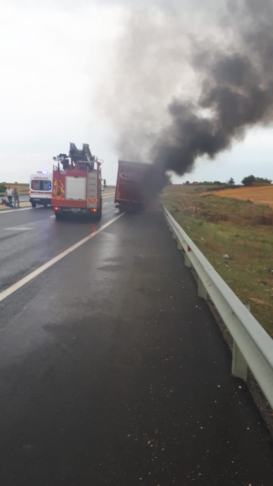 Lastiği Alev Alan Tırdaki Yangını İtfaiye Büyümeden Söndürdü