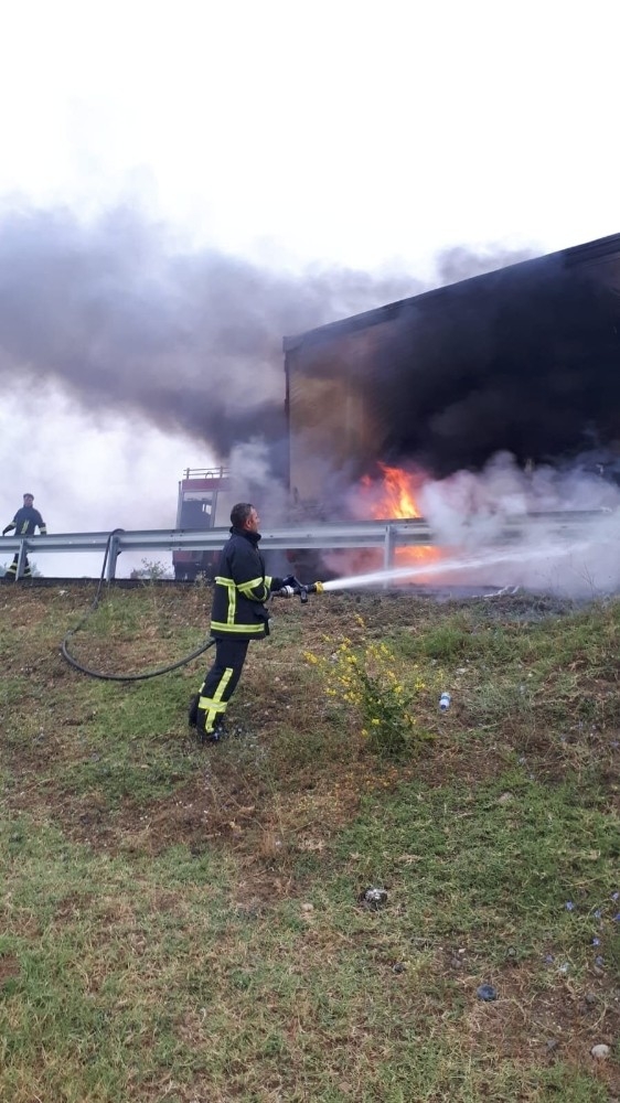 Lastiği Alev Alan Tırdaki Yangını İtfaiye Büyümeden Söndürdü
