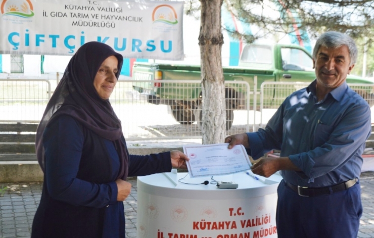 Tavşanlı’da 40 Bayan Kursiyere Bitki Yetiştiriciliği Belgesi