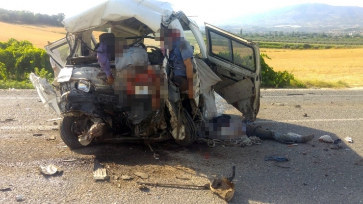 Manisa’nın Salihli İlçesinde Transit Minibüs İle Otobüs Çarpıştı. İlk Belirlemelere Göre Kazada 4 Kişi Hayatını Kaybetti.